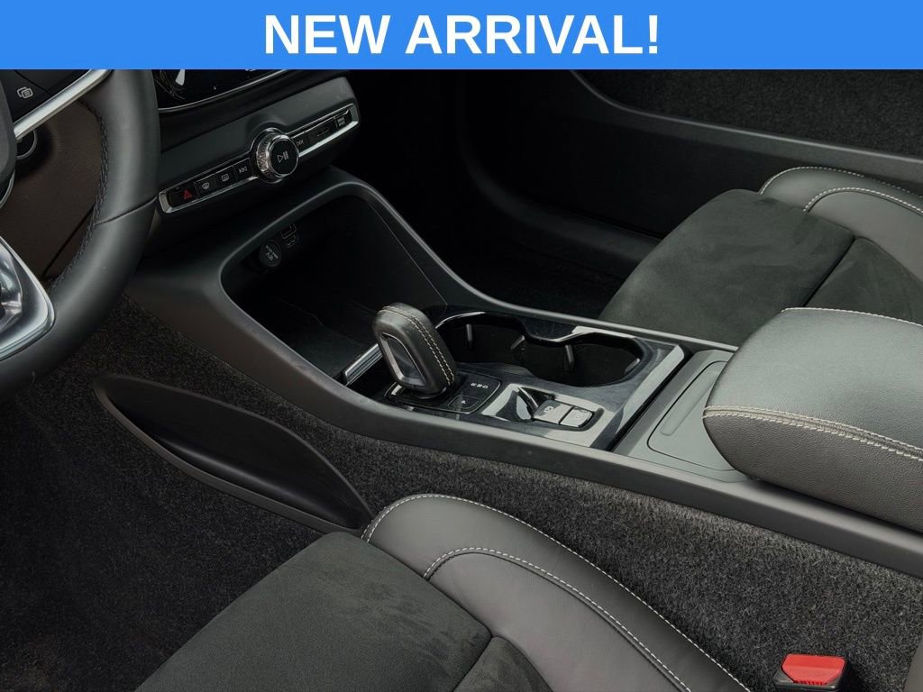 Used 2022 Volvo XC40 T5 R-Design w/ Advanced Package image 23
