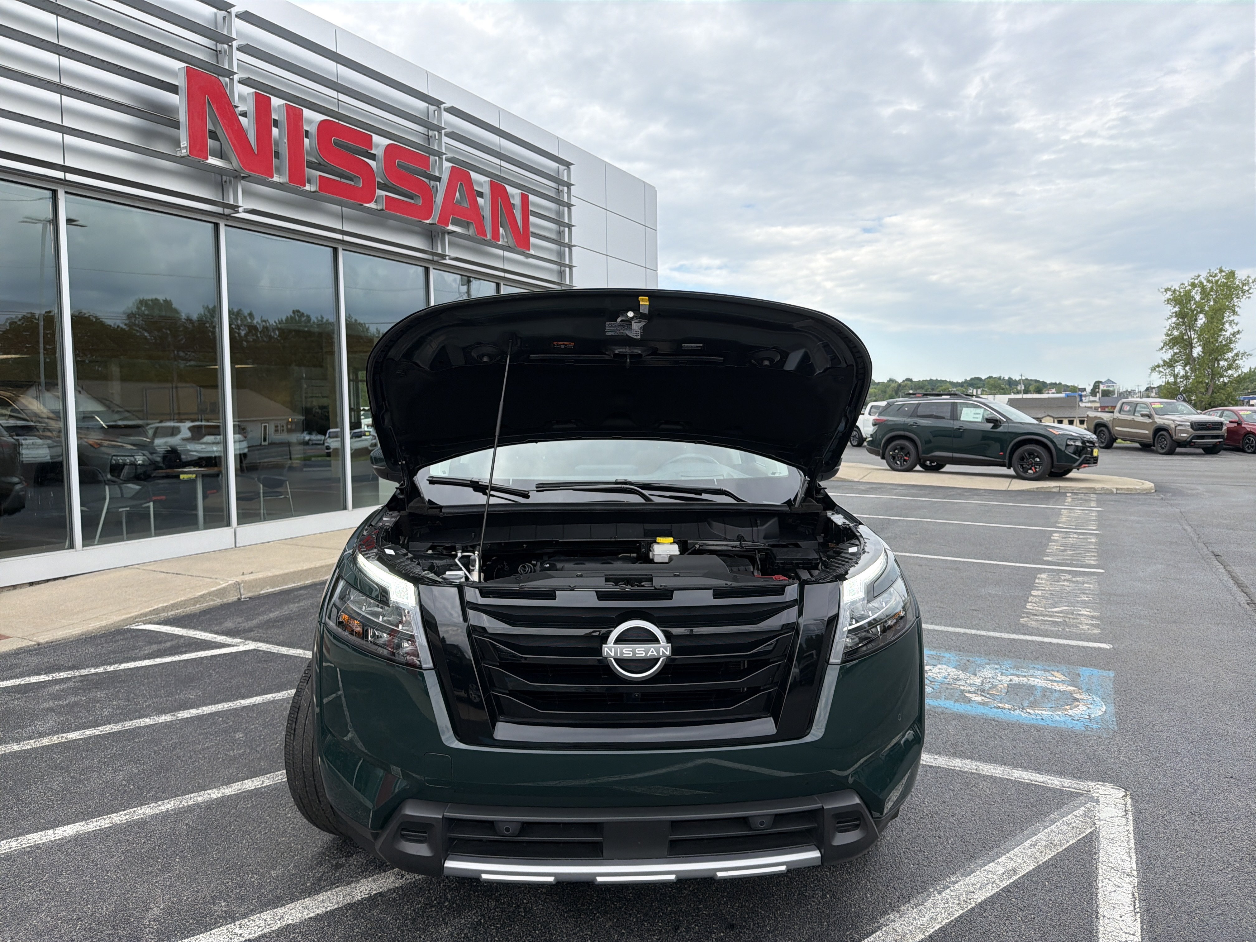 Certified 2025 Nissan Pathfinder Platinum w/ Black Appearance Package AWD/4WD image 20