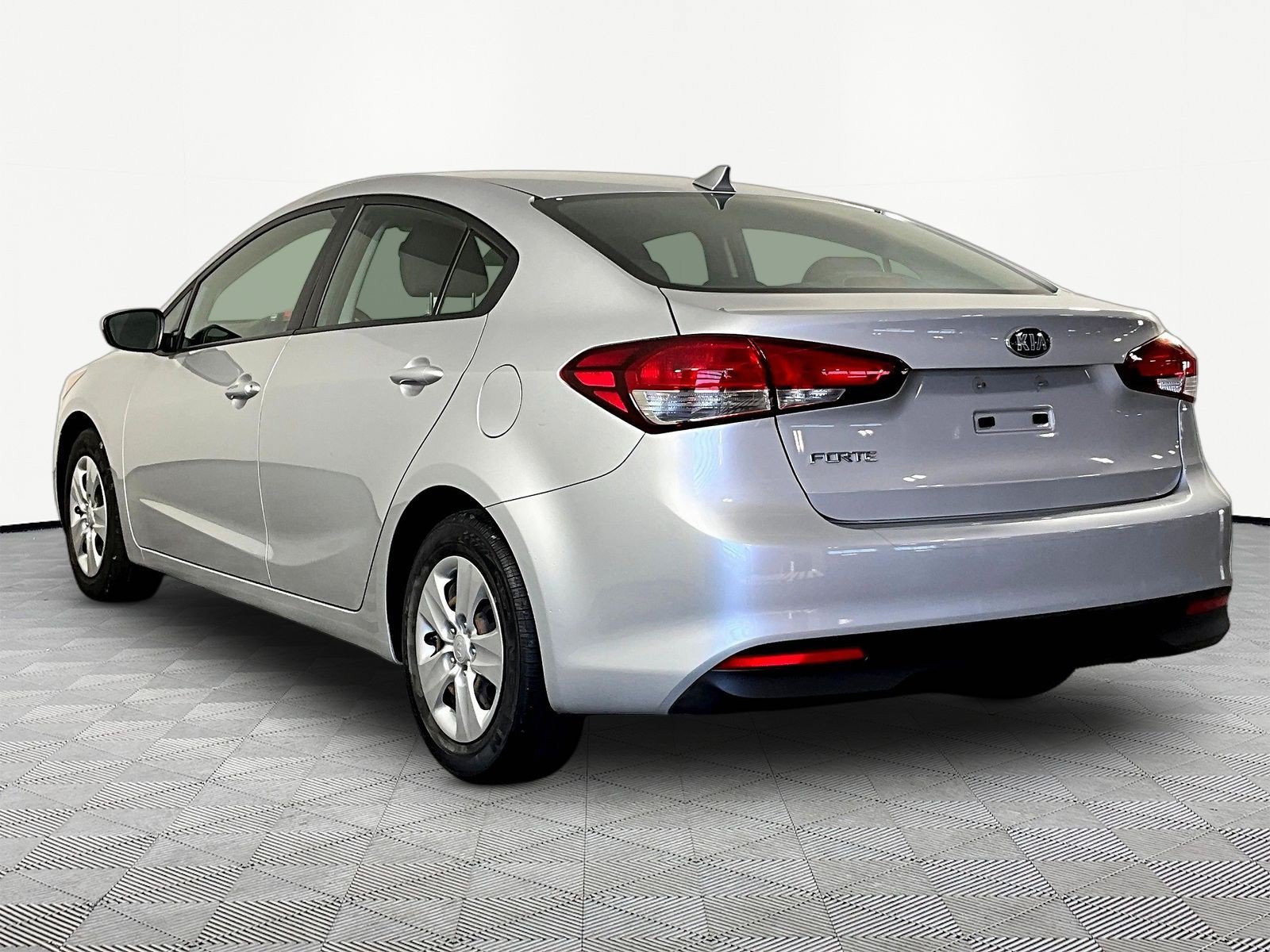 Used 2017 Kia Forte LX FWD image 4