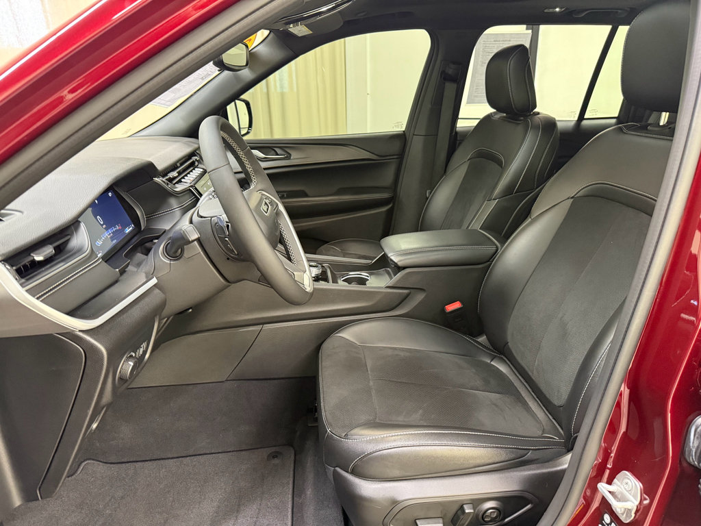 Used 2024 Jeep Grand Cherokee Altitude image 28