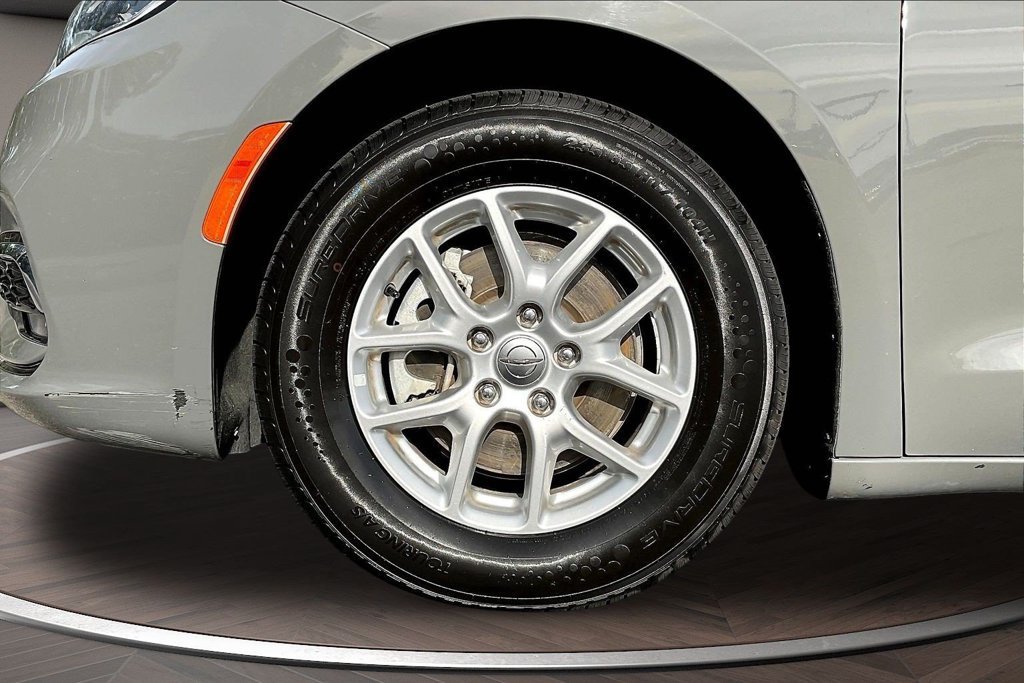 Used 2023 Chrysler Pacifica Touring-L FWD image 37