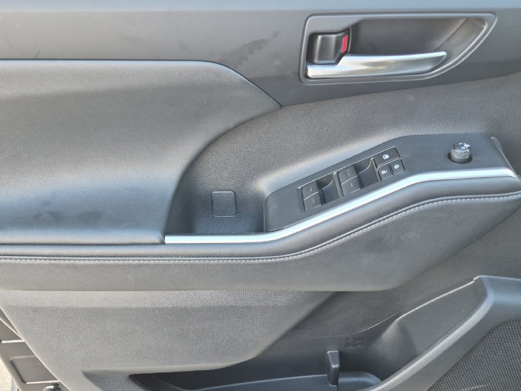 Used 2024 Toyota Highlander XLE AWD/4WD image 11