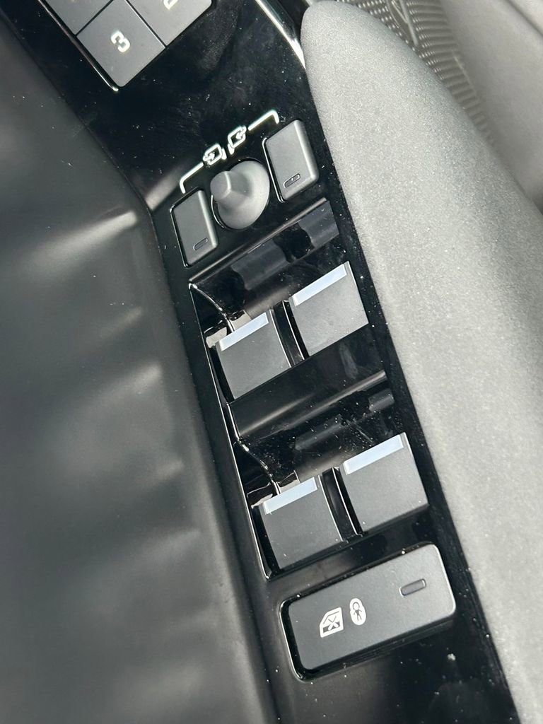 Used 2025 Land Rover Range Rover Velar Dynamic SE image 23