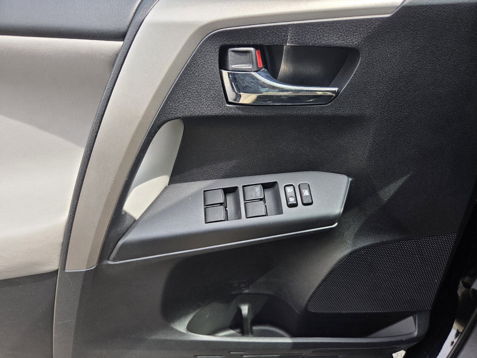 Used 2016 Toyota RAV4 XLE image 24