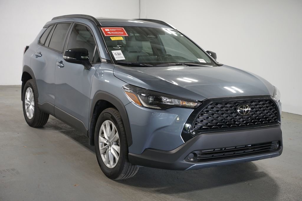Used 2025 Toyota Corolla Cross LE image 3
