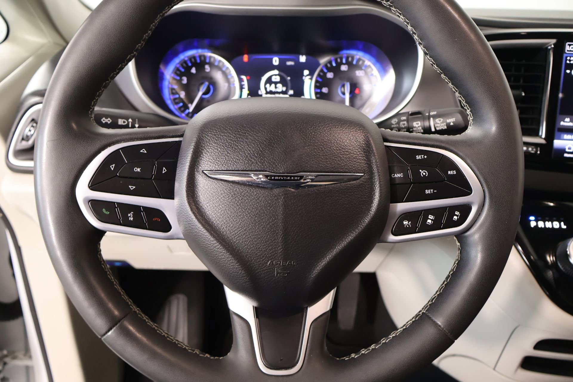 Used 2023 Chrysler Pacifica Touring-L FWD image 3