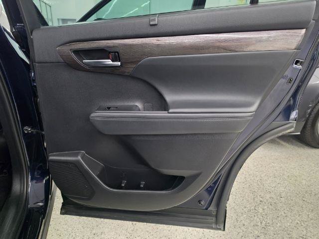 Used 2022 Toyota Highlander Platinum AWD/4WD image 32