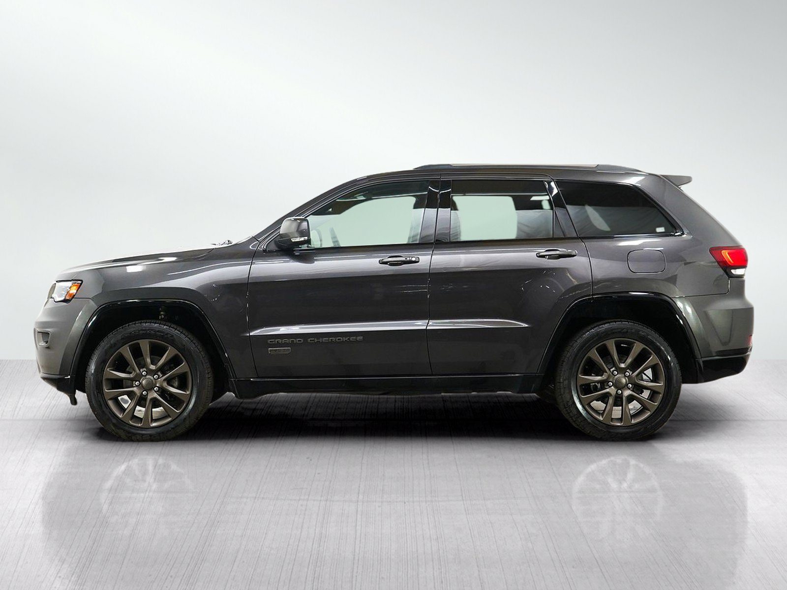 Used 2016 Jeep Grand Cherokee Limited 75th Anniversary AWD/4WD image 2