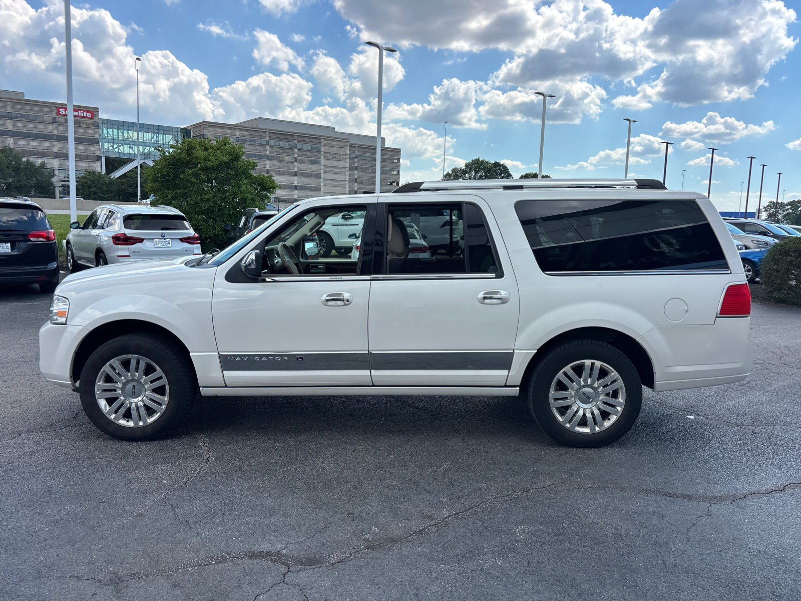 Used 2014 Lincoln Navigator L 4WD image 4
