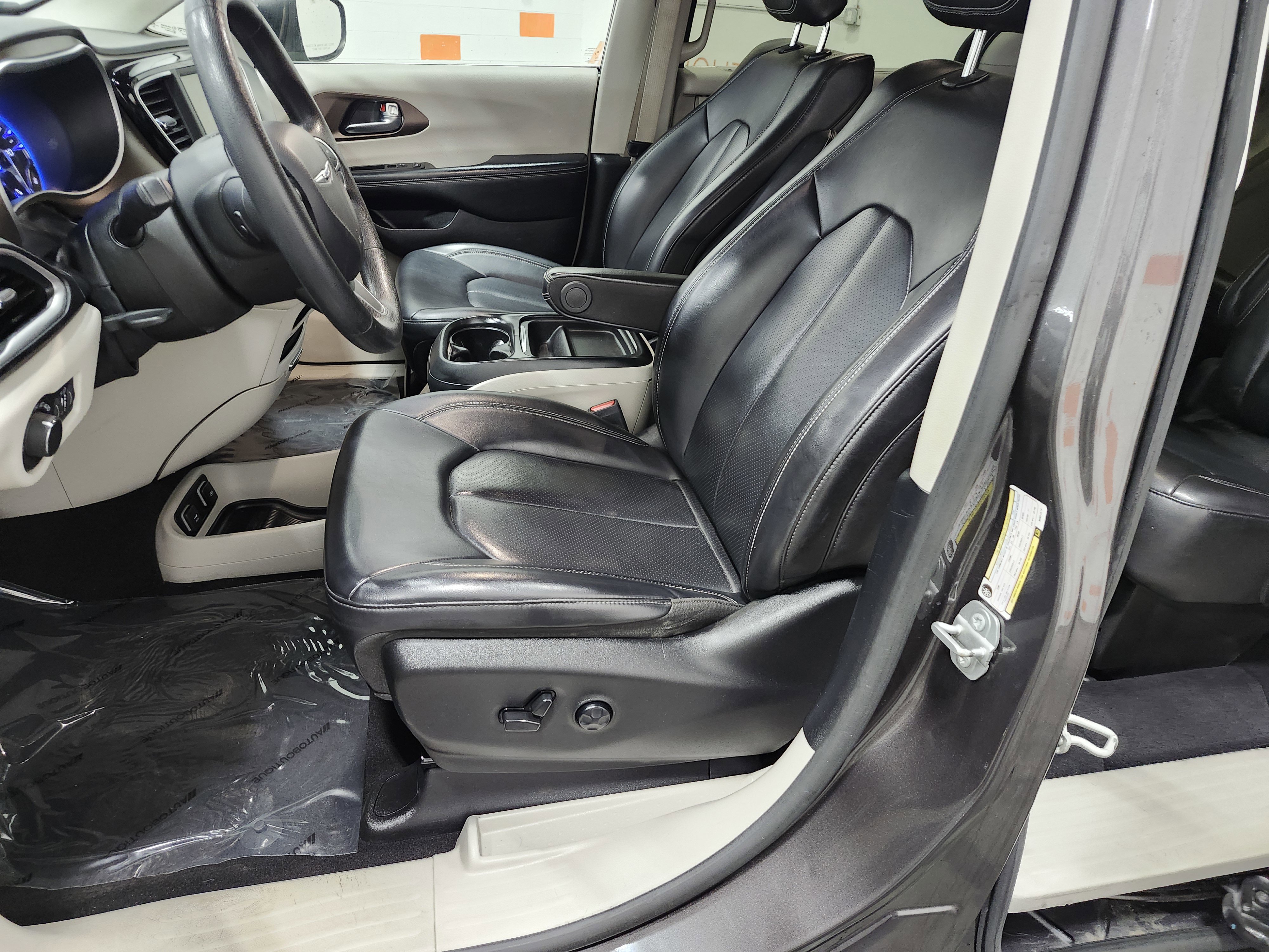 Used 2021 Chrysler Voyager Lxi image 18