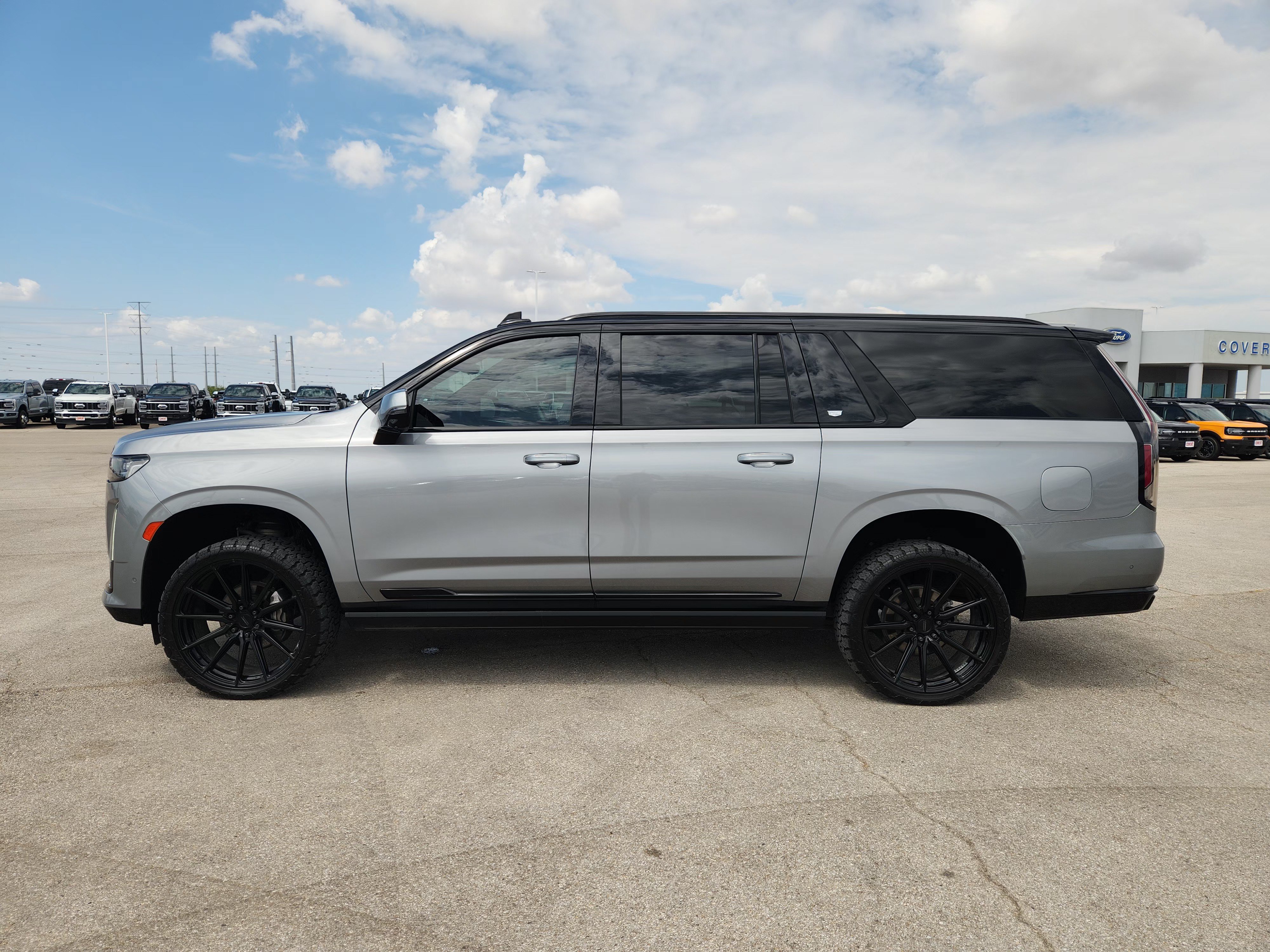 Used 2023 Cadillac Escalade ESV Sport w/ Touring Package AWD/4WD image 4