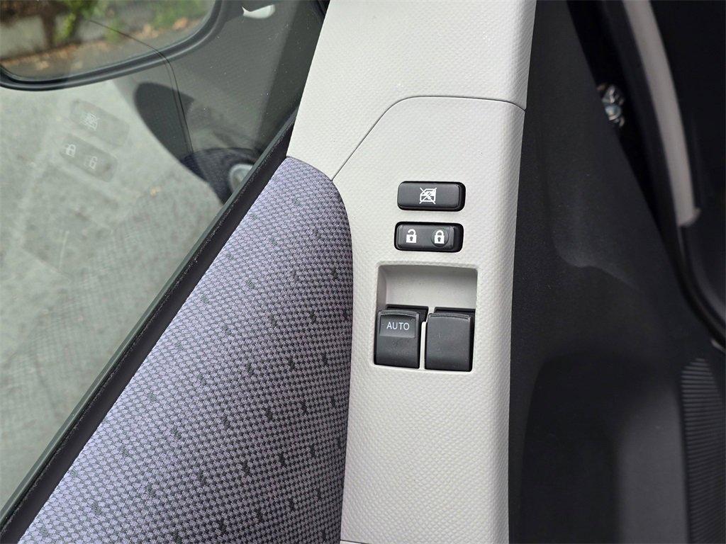 Used 2011 Toyota Yaris Base image 13