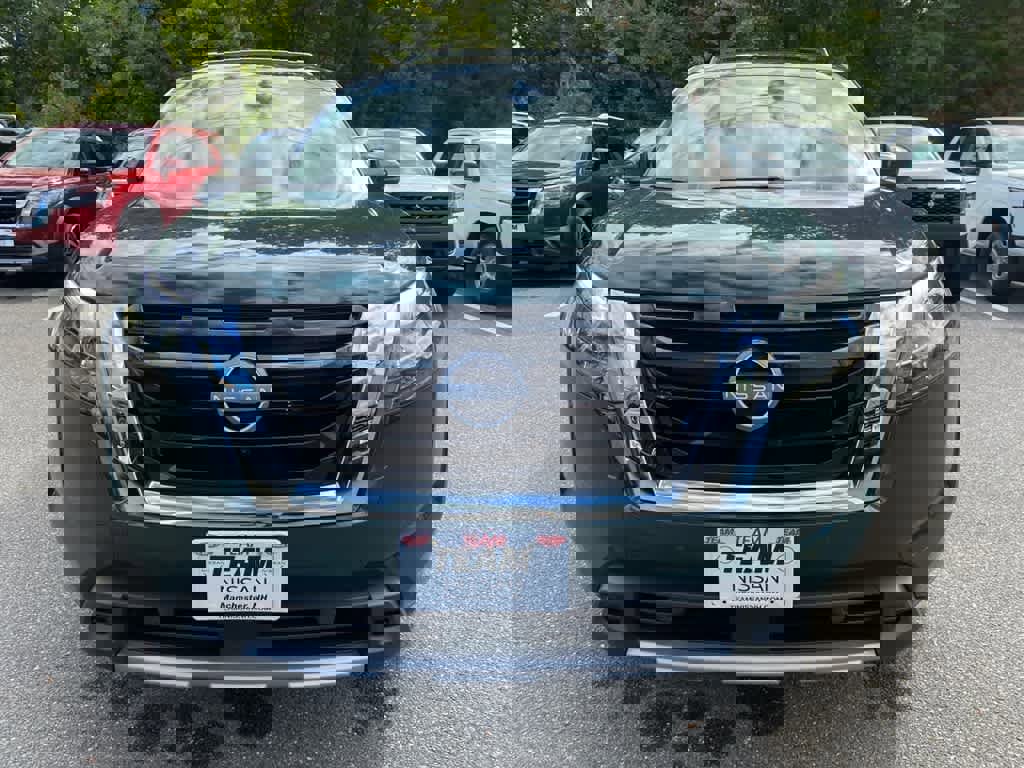 New 2025 Nissan Pathfinder Platinum image 2
