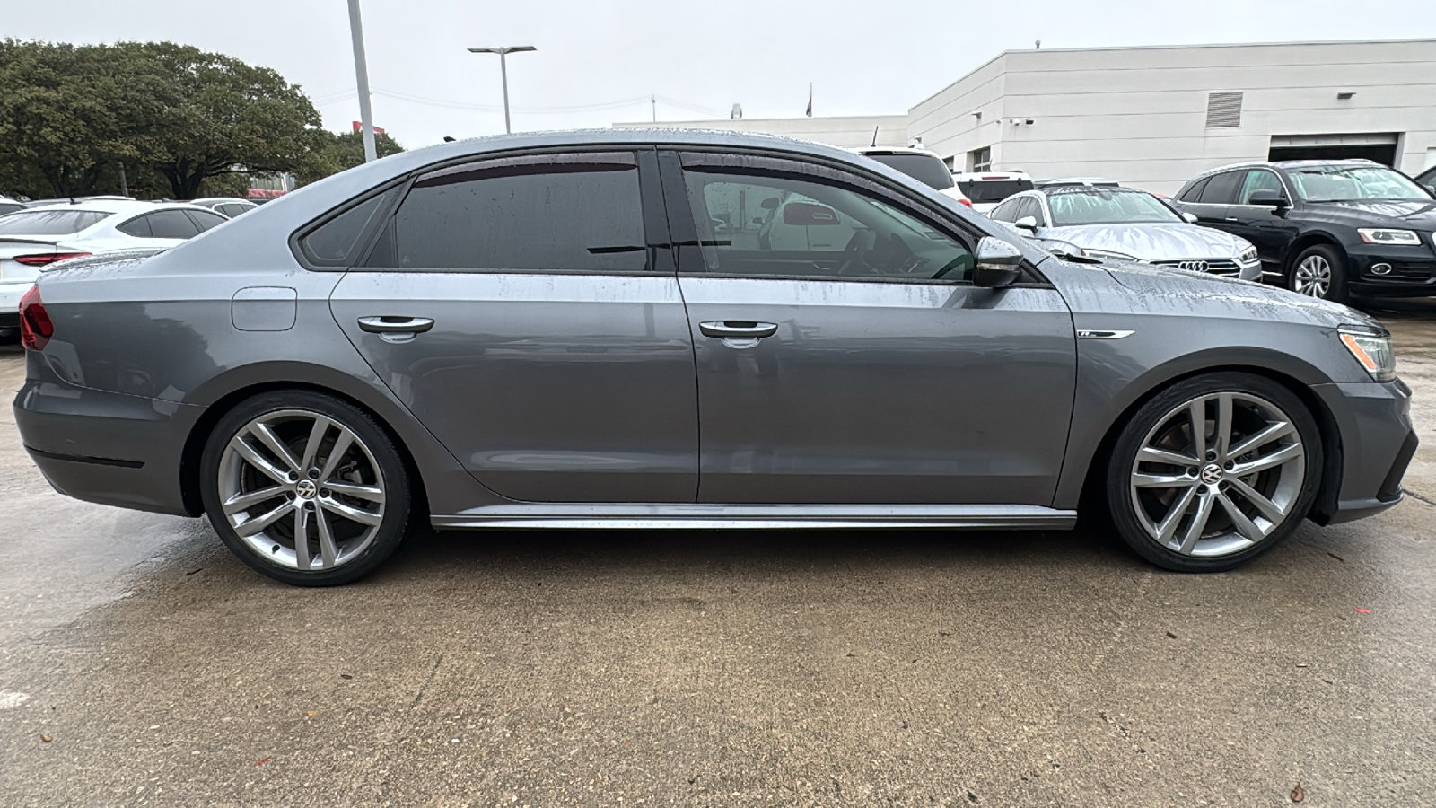 Used 2017 Volkswagen Passat 1.8T R-Line w/ R-Line Lighting Package image 8