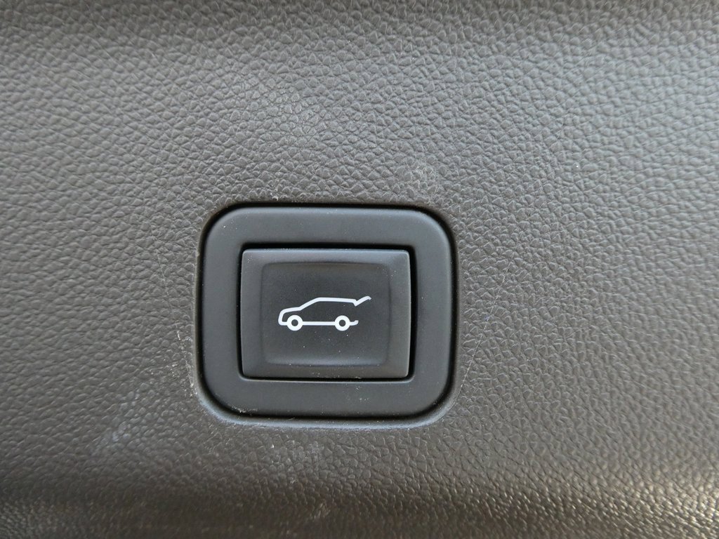 Used 2023 GMC Yukon SLT w/ SLT Premium Package image 18