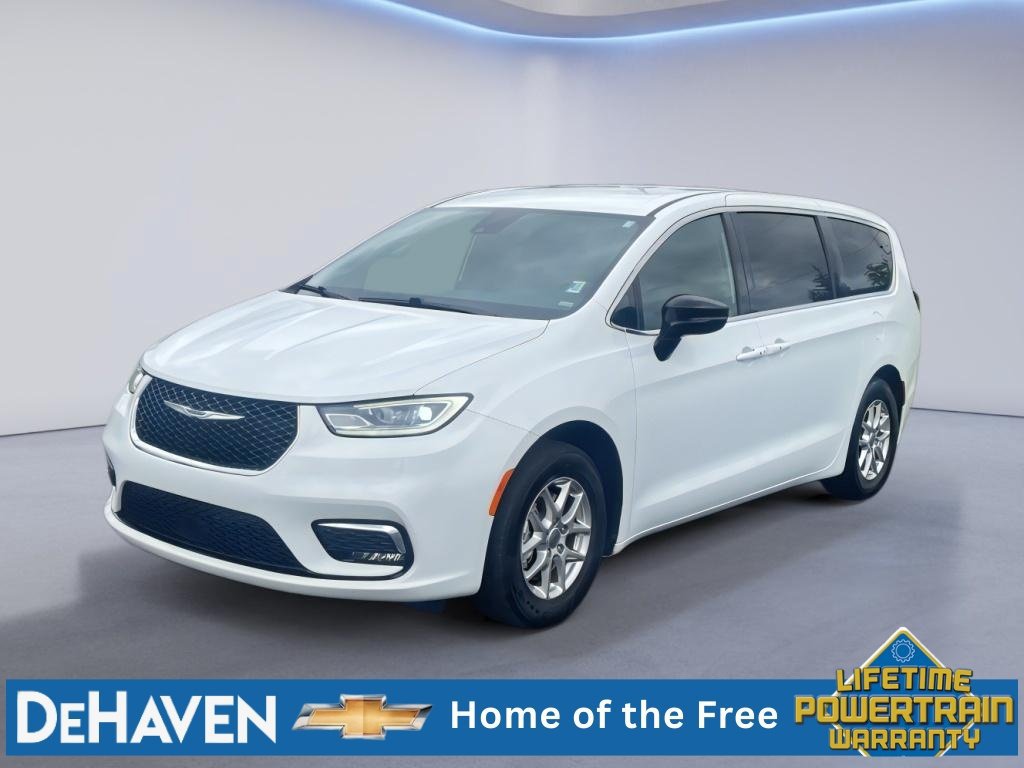 Used 2025 Chrysler Pacifica Select FWD image 2