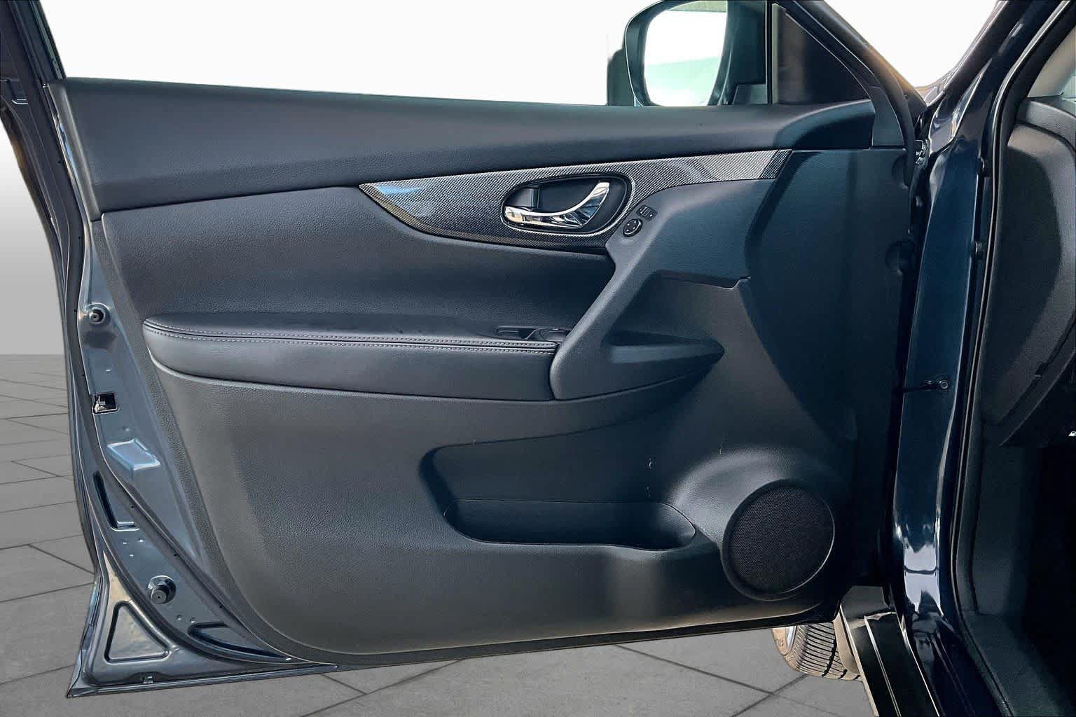 Used 2015 Nissan Rogue SL FWD image 21
