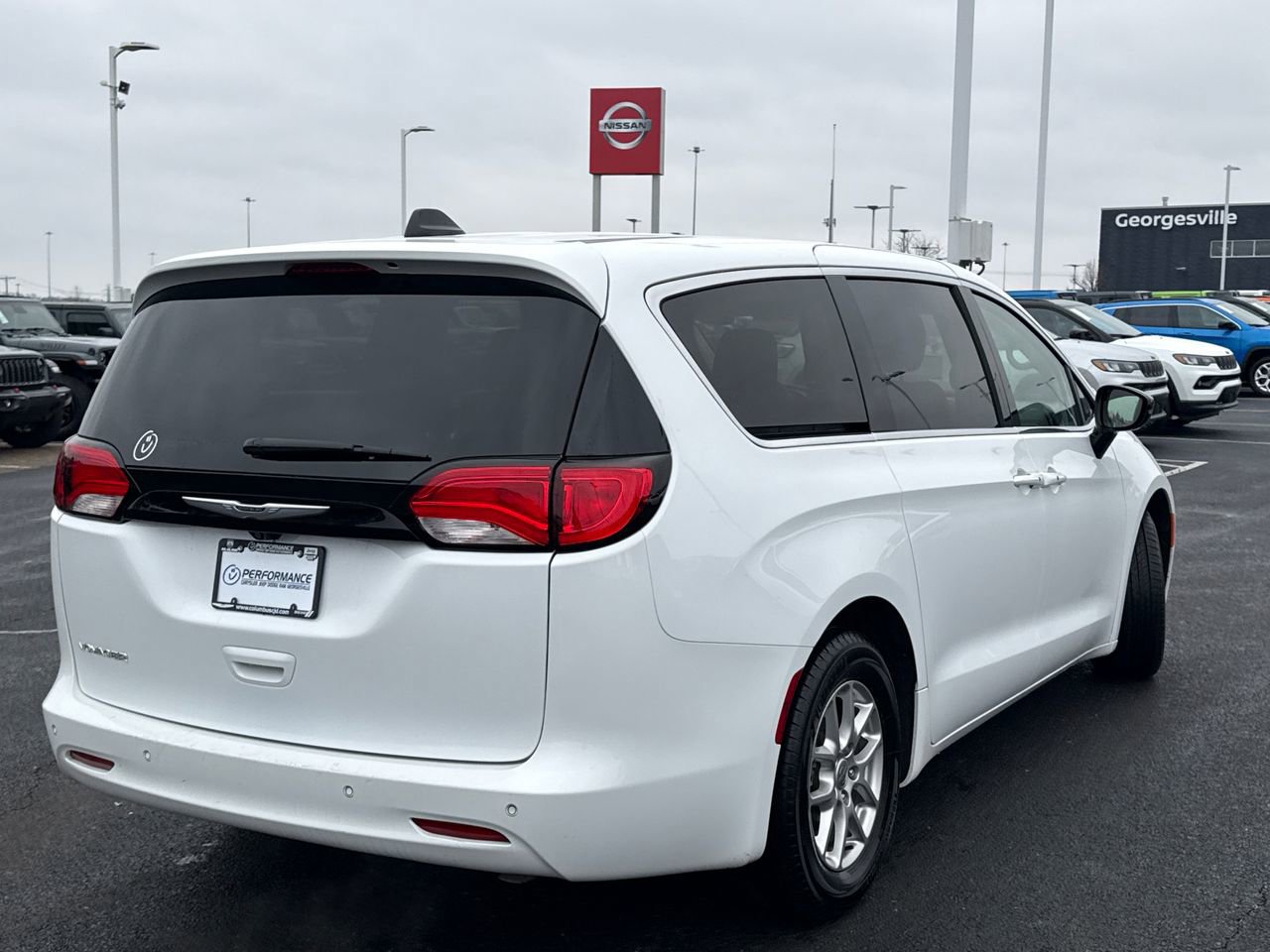 Used 2024 Chrysler Voyager LX image 3