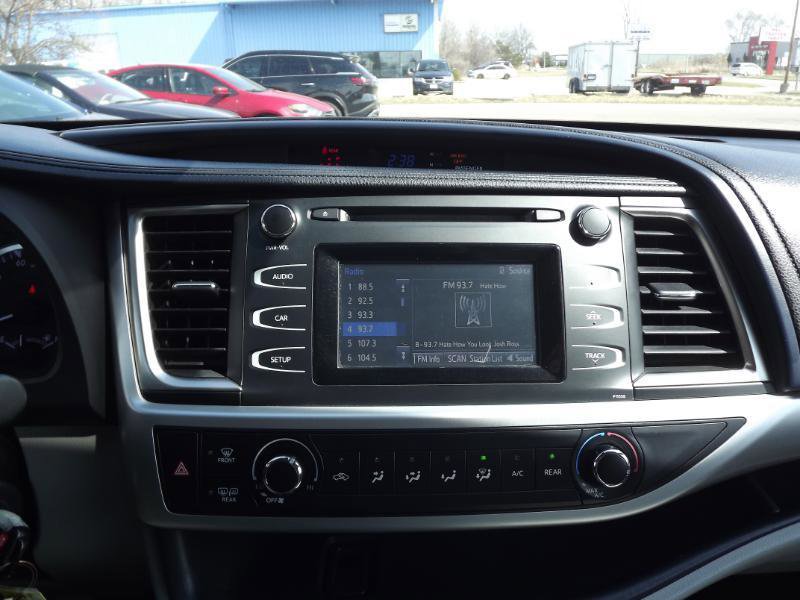 Used 2017 Toyota Highlander LE w/ Carpet Mat Package FWD image 18