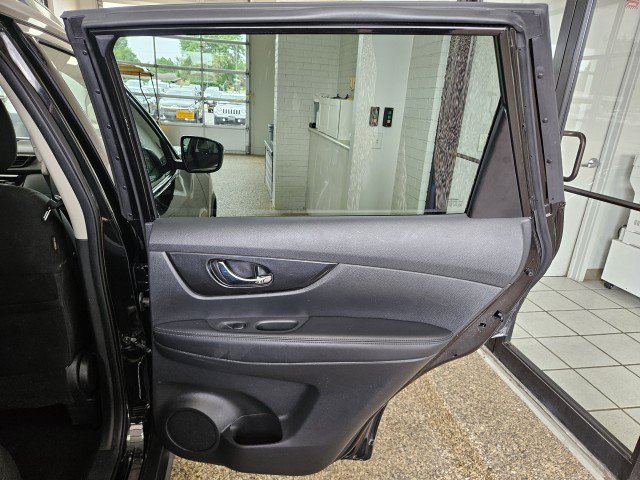 Used 2018 Nissan Rogue SV AWD/4WD image 16