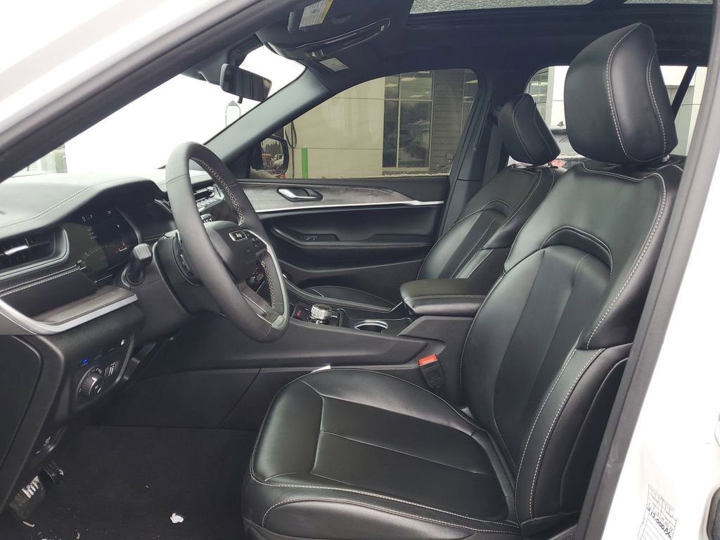 Used 2025 Jeep Grand Cherokee Limited 4xe image 8