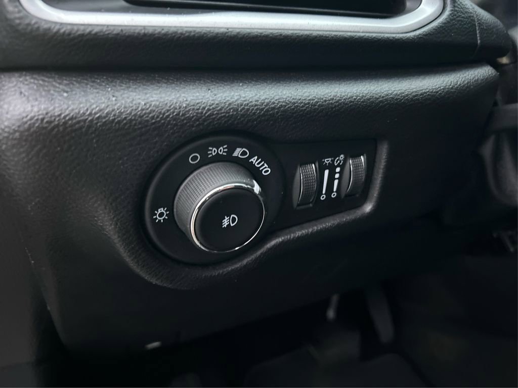 Used 2020 Chrysler Pacifica Touring w/ S Appearance Package image 38