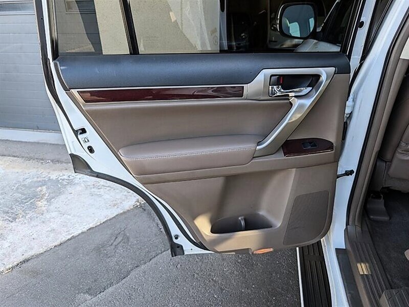 Used 2016 Lexus GX 460 w/ Premium Package AWD/4WD image 25