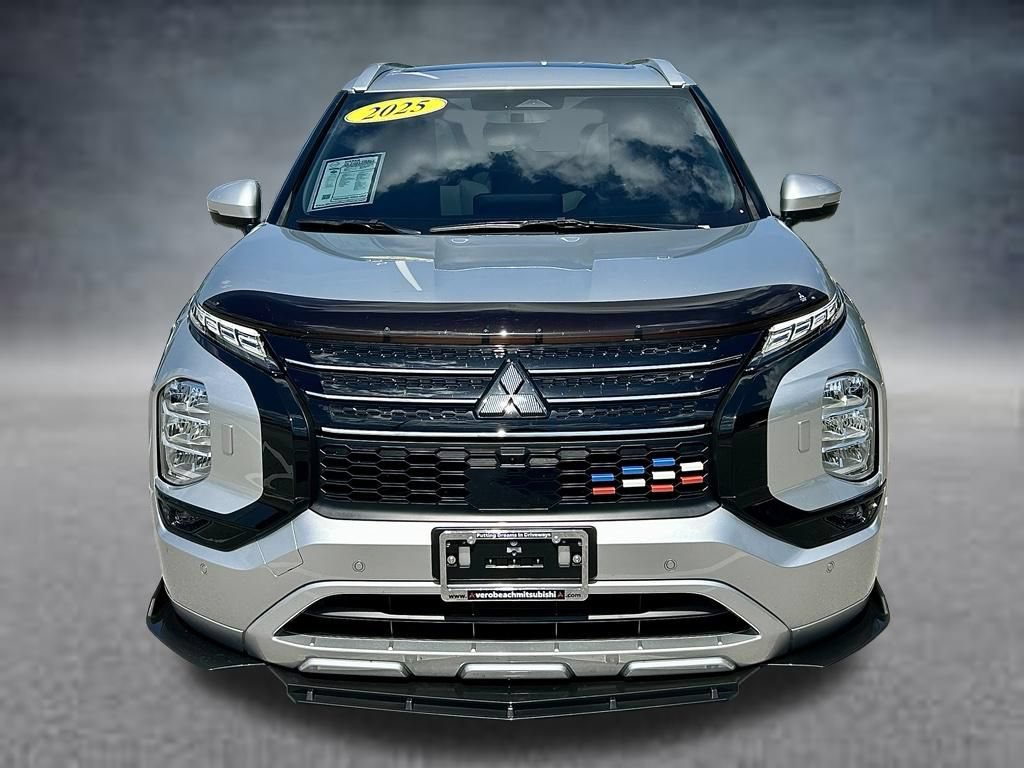 Used 2025 Mitsubishi Outlander 4WD Plug-In Hybrid image 2