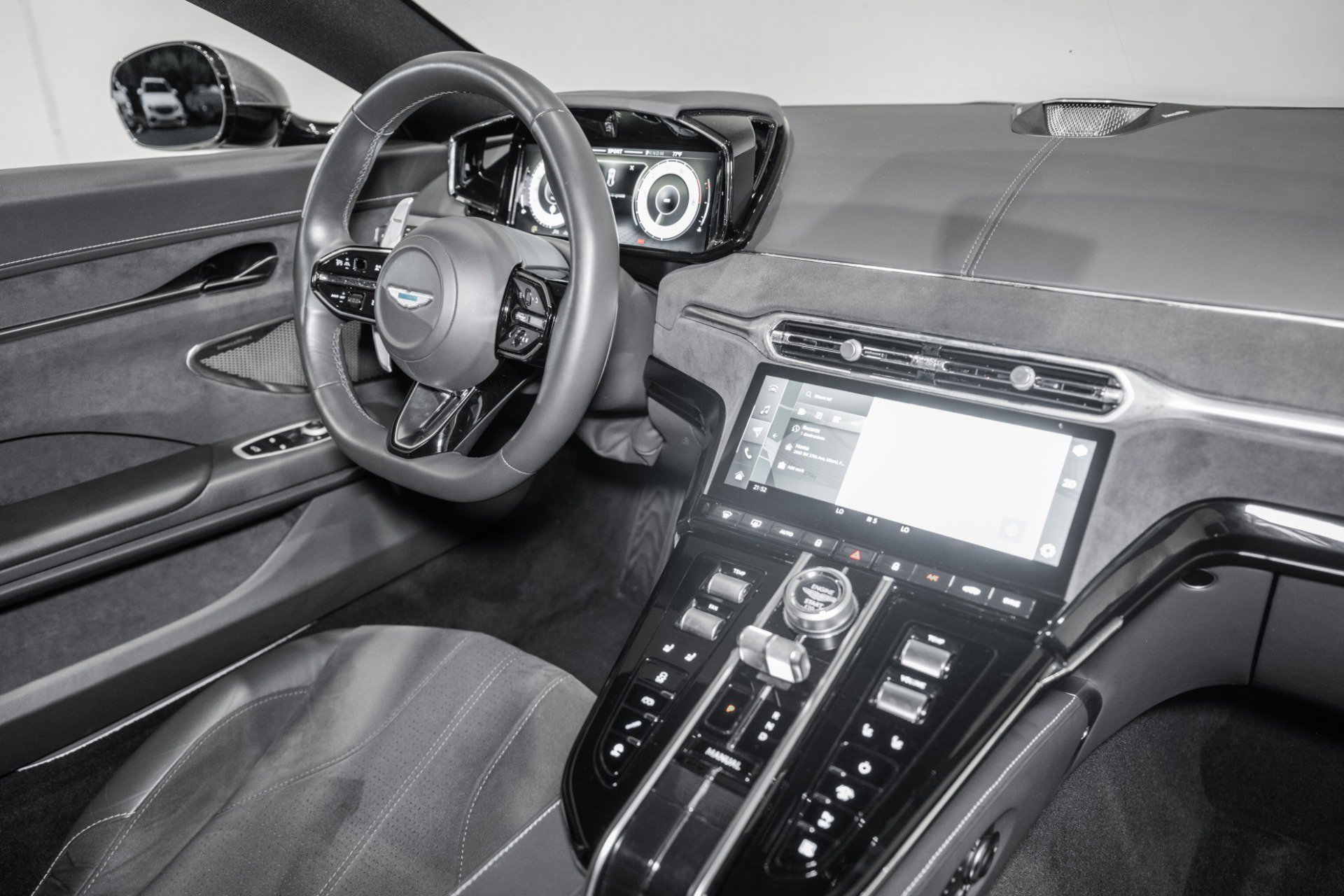 Used 2025 Aston Martin V8 Vantage Coupe RWD image 17