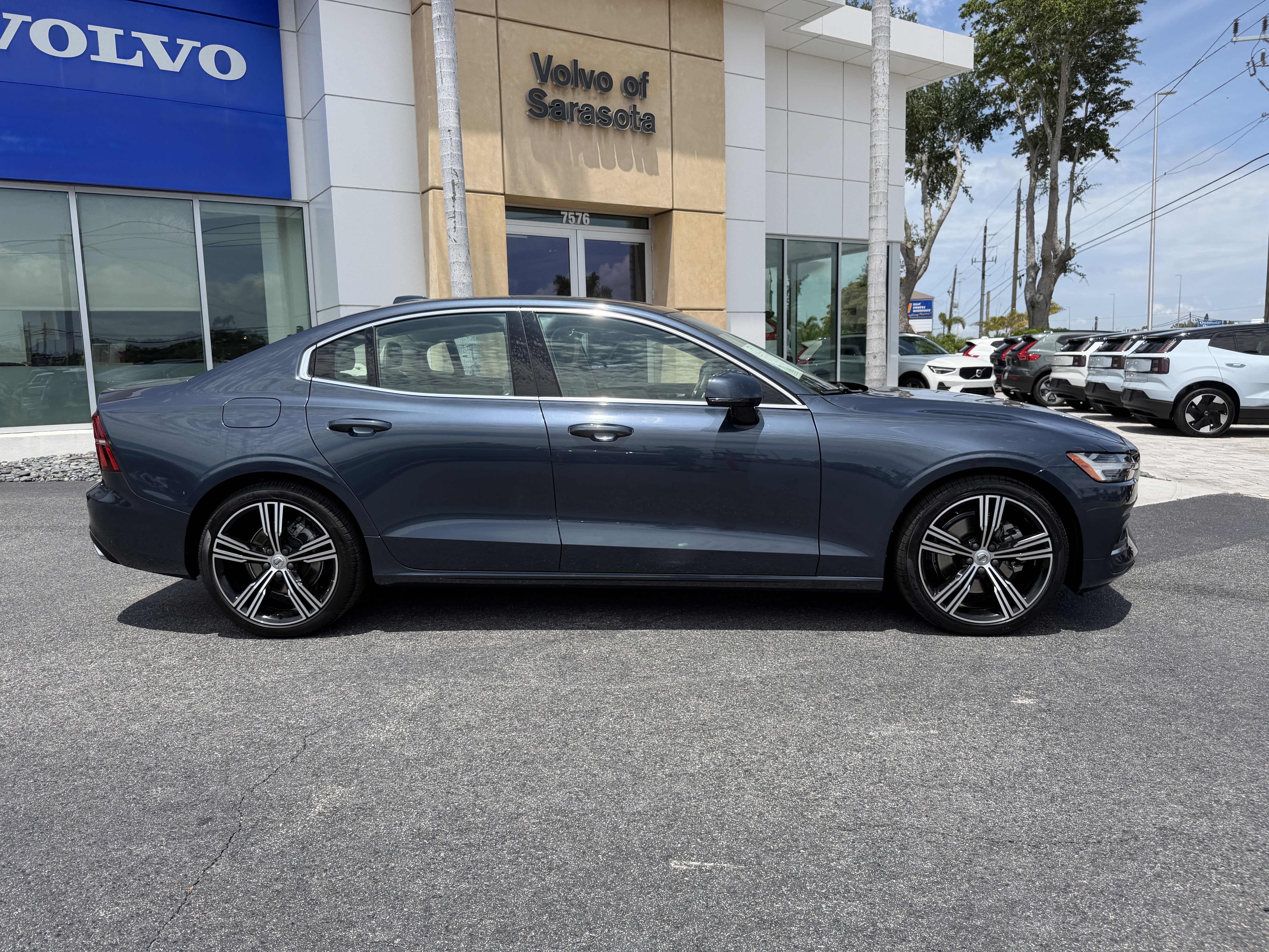 Used 2021 Volvo S60 T5 Inscription FWD image 2