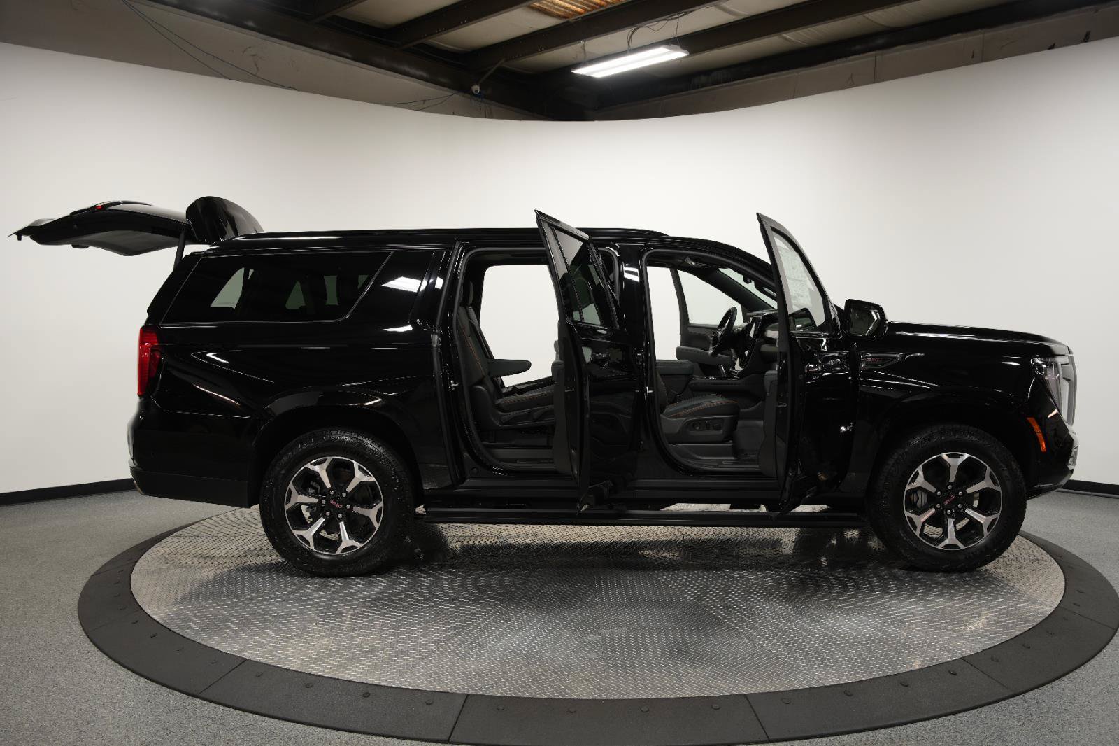 New 2026 GMC Yukon XL AT4 w/ AT4 Premium Plus Package AWD/4WD image 13