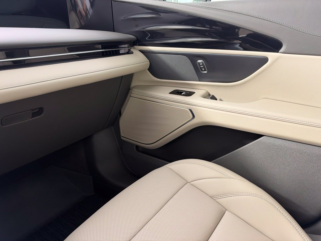 Used 2025 Lincoln Nautilus Premier AWD/4WD image 13
