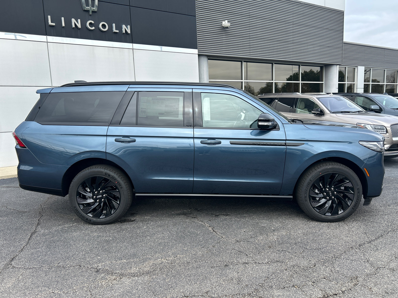 New 2027 Lincoln Navigator Reserve w/ Jet Appearance Package AWD/4WD image 8