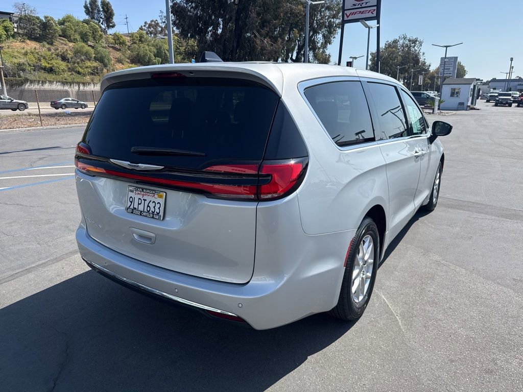 Used 2024 Chrysler Pacifica Touring-L image 8