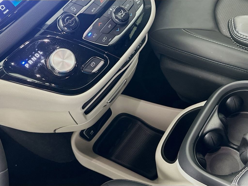 Used 2024 Chrysler Pacifica Touring-L image 16