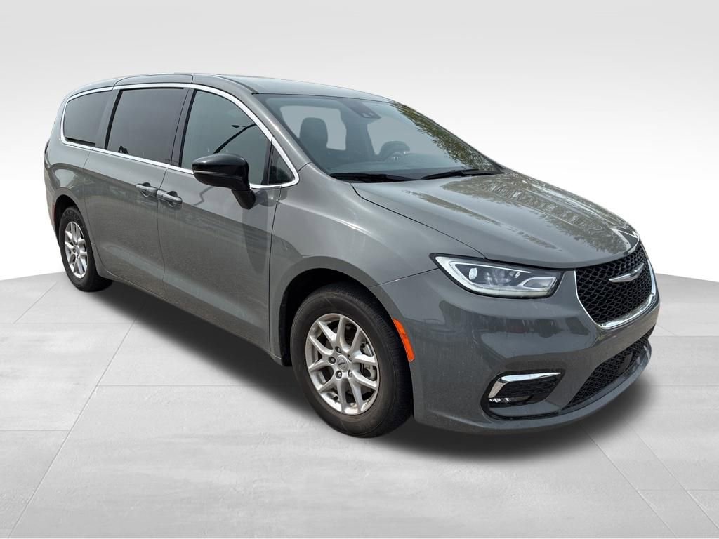 Used 2025 Chrysler Pacifica Select image 8