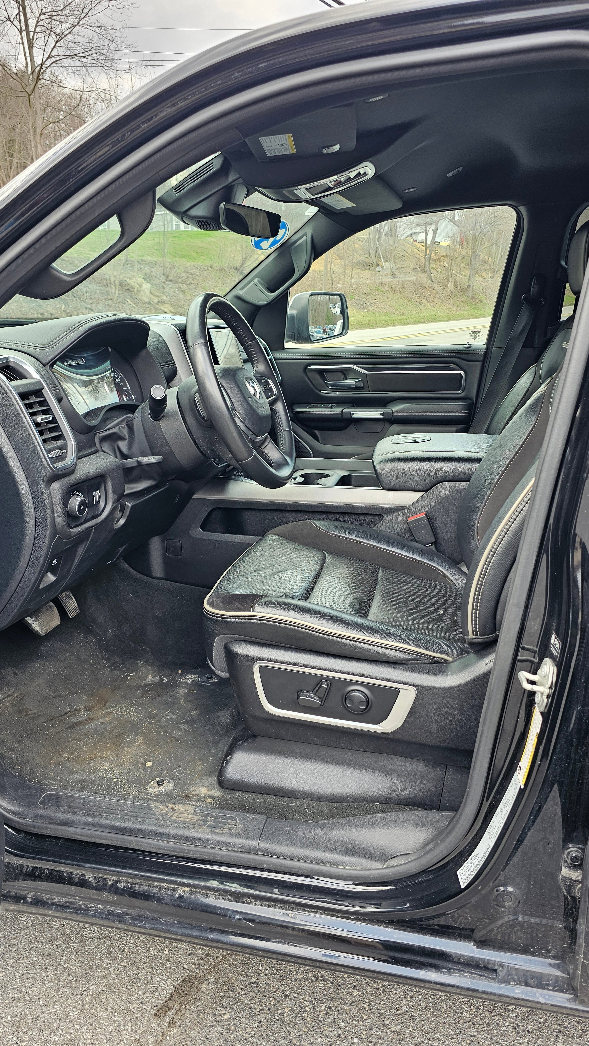 Used 2024 RAM 1500 Laramie AWD/4WD image 17