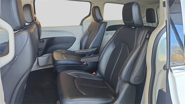 Used 2024 Chrysler Pacifica Select image 18
