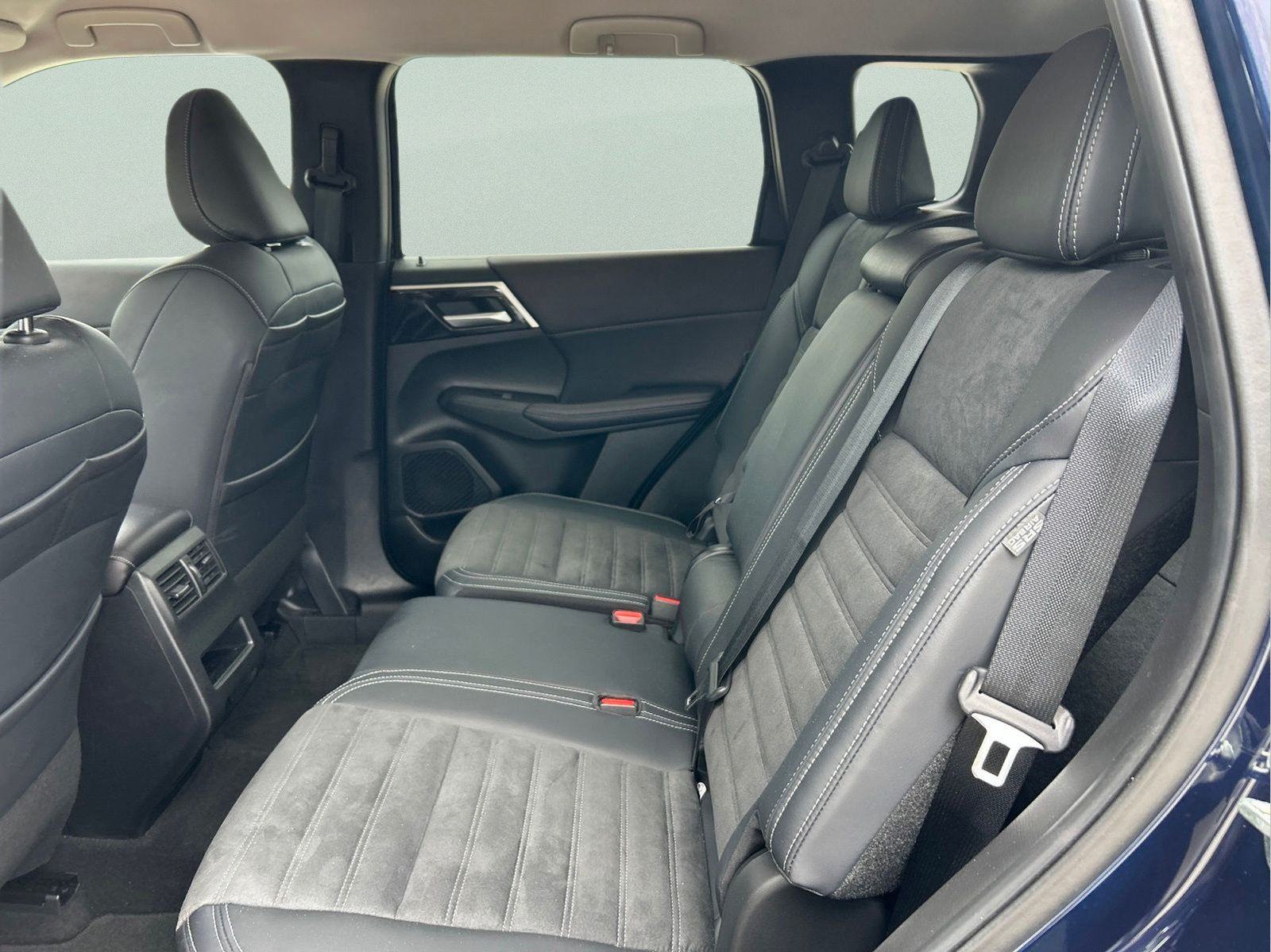Used 2024 Mitsubishi Outlander SE FWD image 11