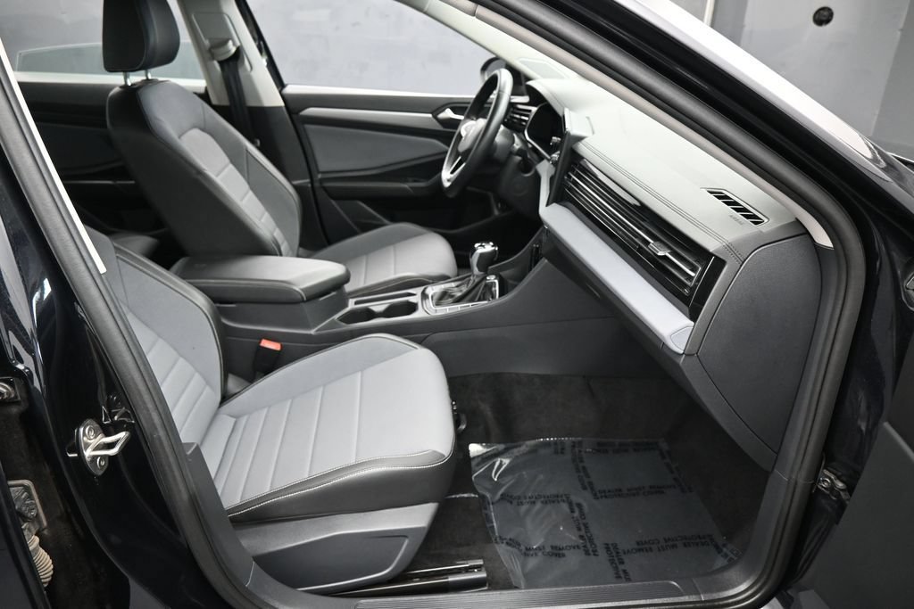 Used 2025 Volkswagen Jetta SE FWD image 39