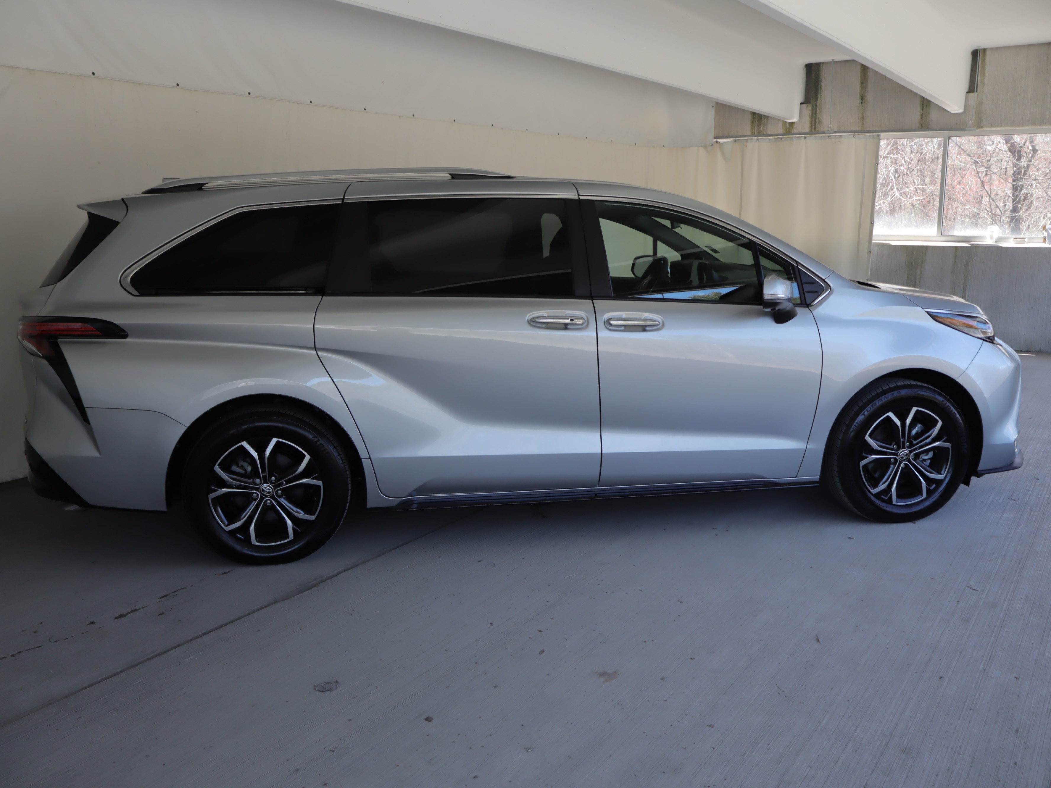 Used 2025 Toyota Sienna Platinum image 6