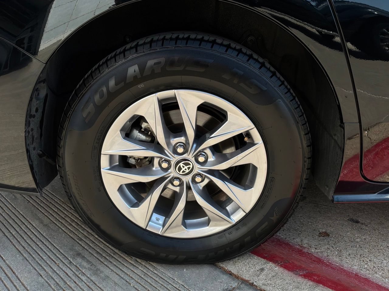 Used 2026 Toyota Sienna XLE FWD image 9