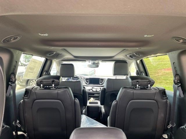 New 2026 Chrysler Pacifica Select image 10