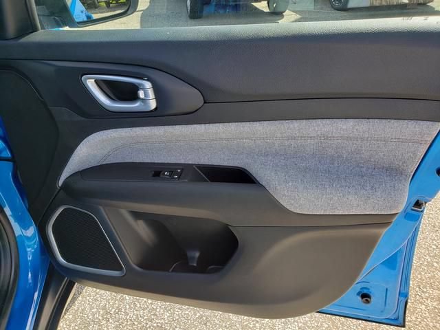 Used 2023 Jeep Compass Latitude AWD/4WD image 19