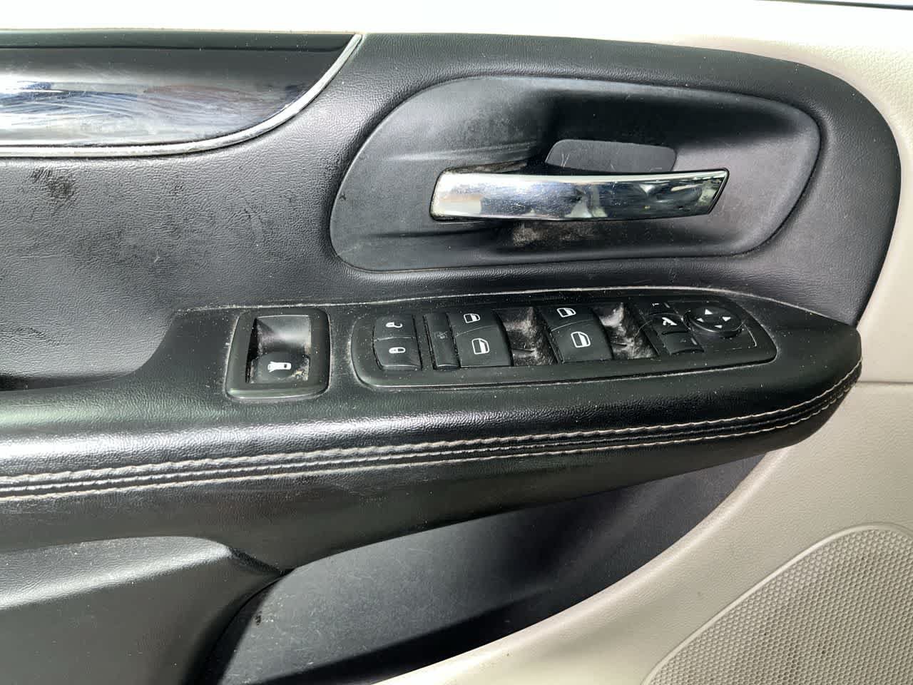 Used 2014 Chrysler Town & Country Touring-L FWD image 13