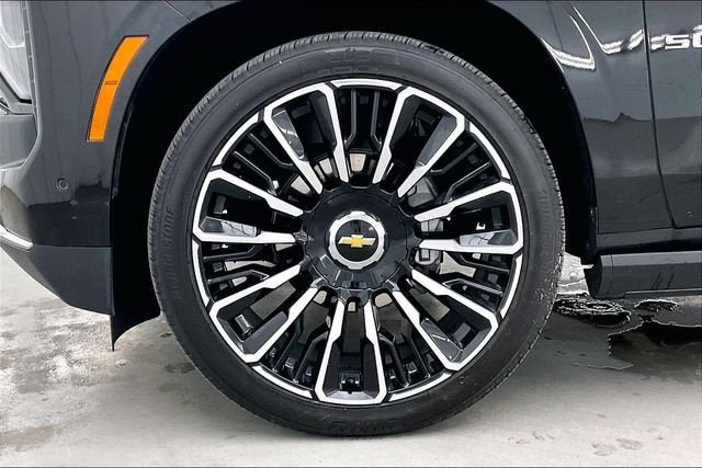 Certified 2025 Chevrolet Suburban High Country AWD/4WD image 10