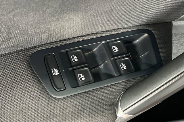 Used 2016 Volkswagen e-Golf SE image 13