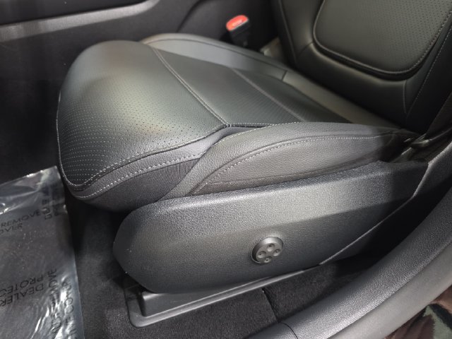 Used 2024 Mercedes-Benz GLC 300 4MATIC image 29