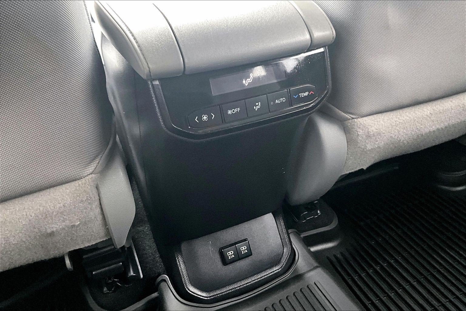 Used 2021 Toyota Highlander LE AWD/4WD image 33