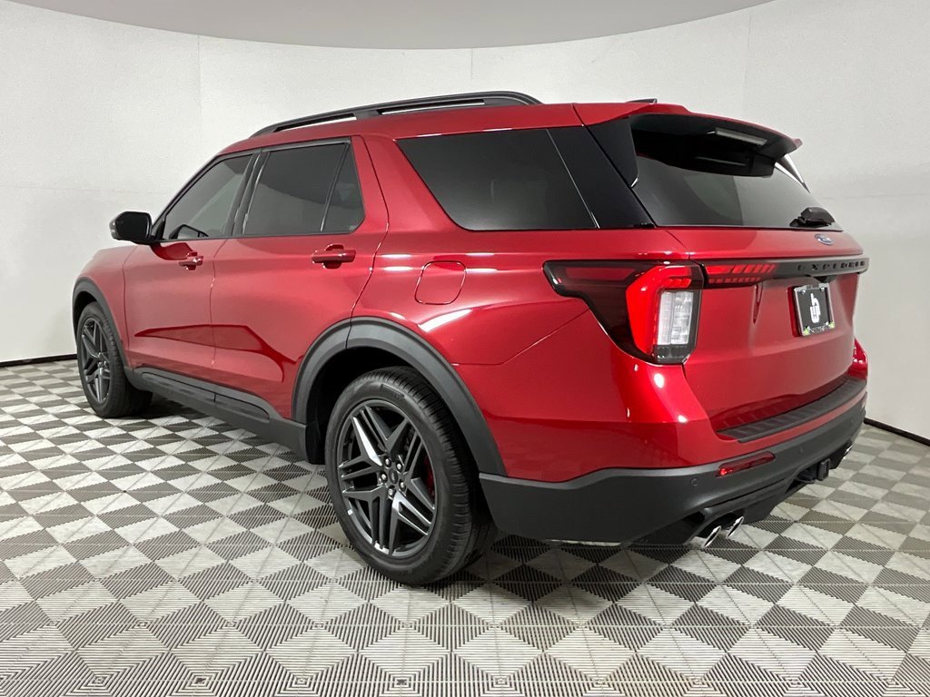 Used 2025 Ford Explorer ST image 3